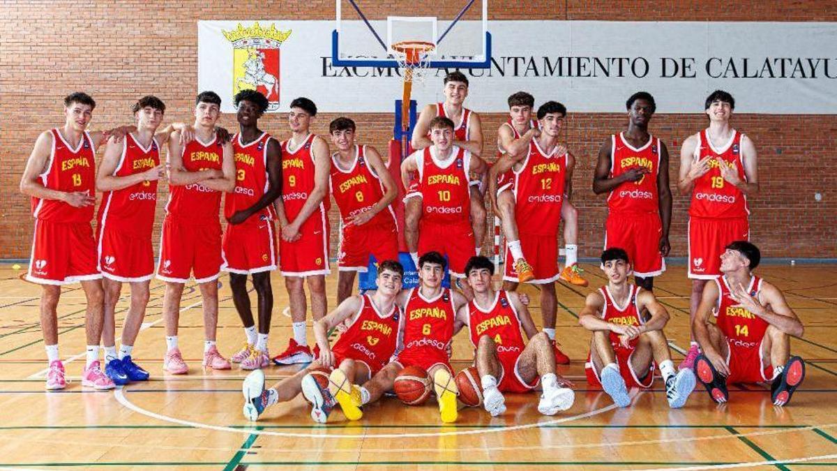 La selecció estatal sub-18, amb Gerard Fernández i Lucas Sánchez