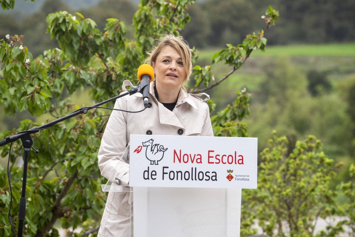 FONOLLOSA . ACTE D’ INAUGURACIÓ DE LES OBRES DE REFORMA I AMPLIACIÓ DE L’ ESCOLA AGRUPACIÓ SANT JORDI DE FONOLLOSA . ELOI HERNANDEZ " ALCALDE " I SARAY GOMEZ " DIRECTORA SERVEIS TERRITORIALS EDUCACIO CATRALUNYA CENTRAL "