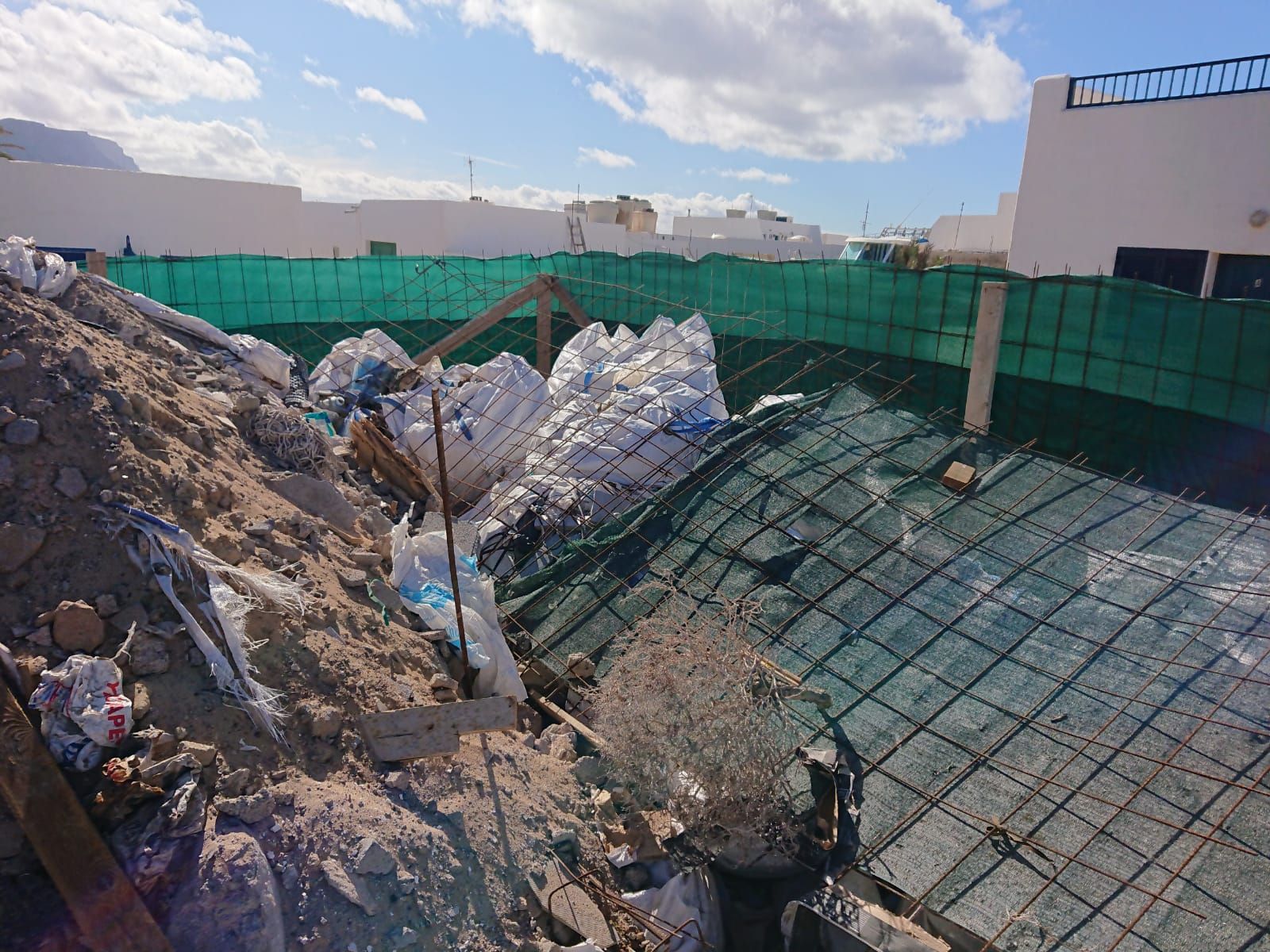 Escombrera ilegal de material de construcción en La Graciosa