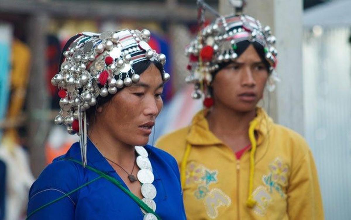 mujeres de la etnia akha