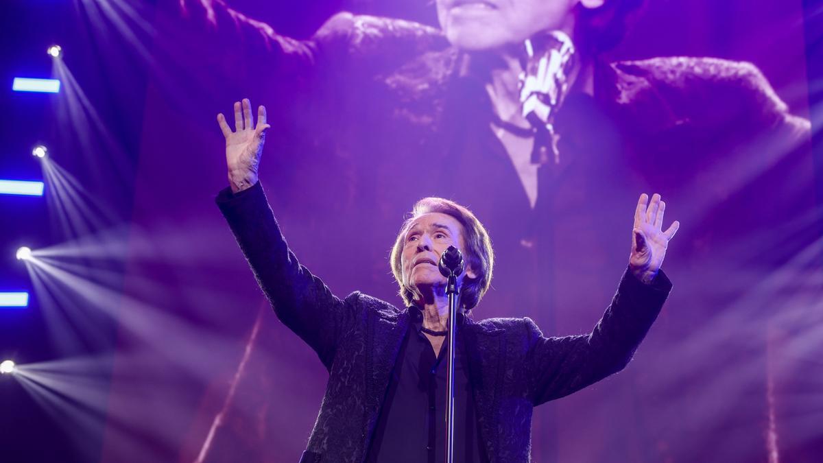 El cantante Raphael, durante un concierto en el Wizink Center de Madrid en diciembre de 2022.