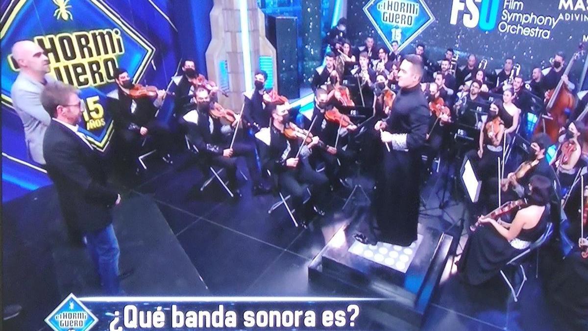 Imagen de la orquesta con Pablo Motos en &#039;El Hormiguero&#039;.