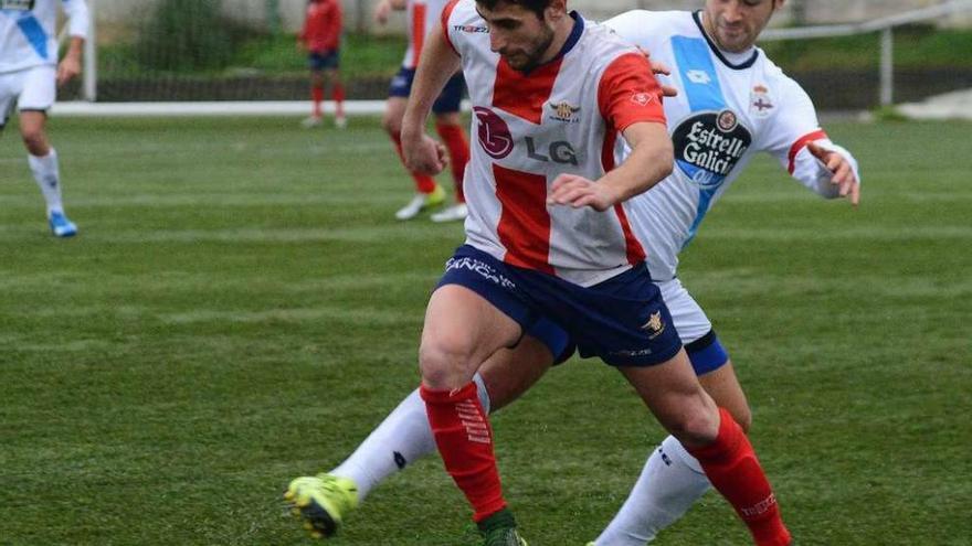 Mauro, controla un balón ante la presión de un futbolista del Deportivo B. // Gonzalo Núñez