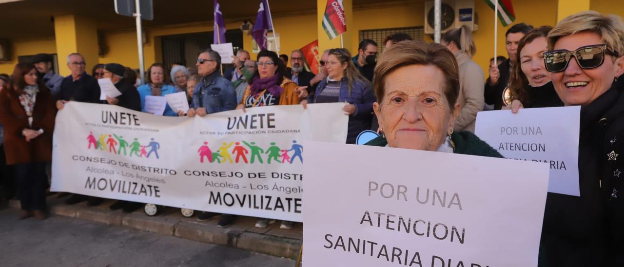 Vecinos de Alcolea que se han concentrado este lunes para demandar la construcción de un nuevo centro de salud.