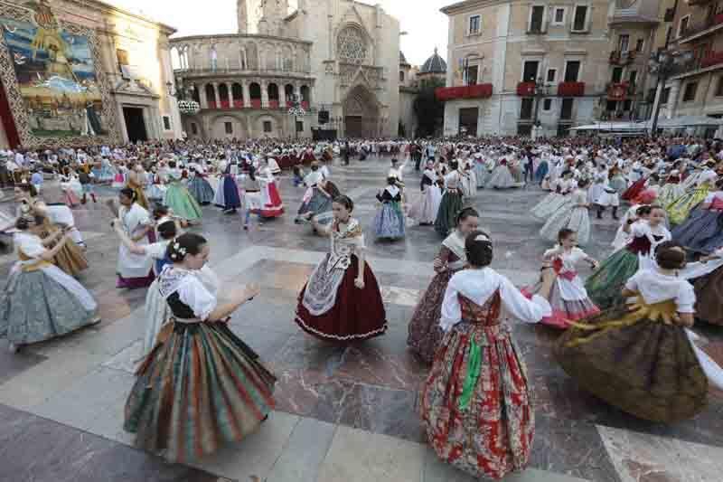 Dansà infantil en la plaza de la Virgen