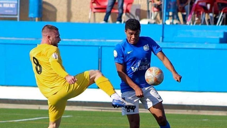 Gelmà, a l’esquerra, durant el partit de diumenge.