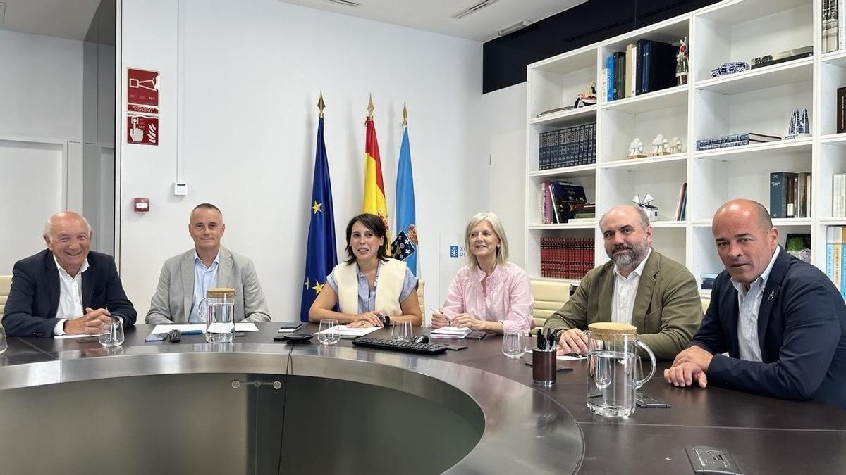 María Jesús Lorenzana, con los responsables de las cuatro confederaciones empresariales de Galicia