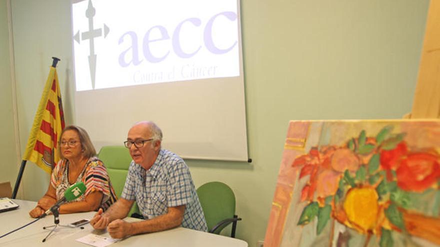 La vicepresidenta de la AECC, Vicky Ferrazano, y Manolo Hernández, fundador de Foc i Fum.