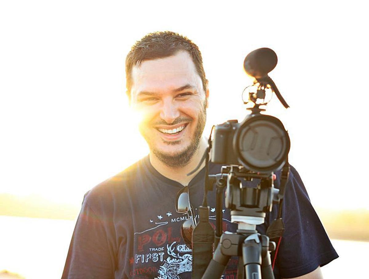 Fotograma y póster del cortometraje animado de Rey, que comienza con el hallazgo de una vacuna contra el coronavirus. |