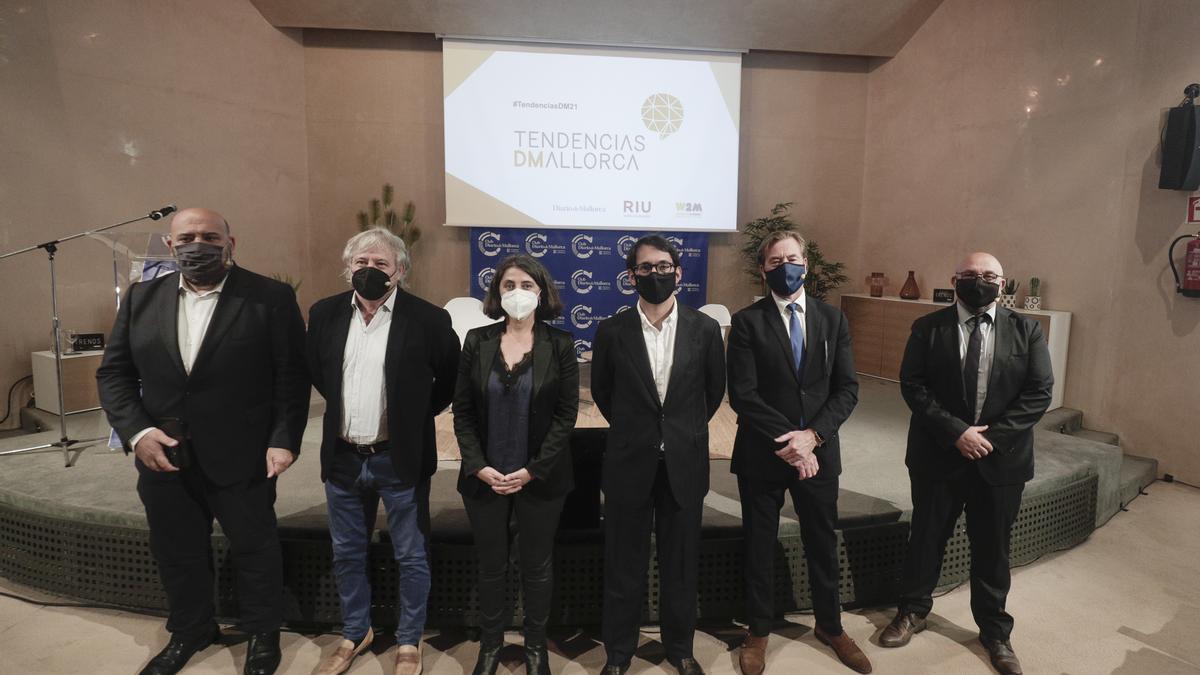 Jaime Martínez, arquitecto experto en Turismo; José Marcial Rodríguez, moderador; Marisa Goñi, directora de Diario de Mallorca; Iago Negueruela, conseller de Turismo; Miquel Reynés, director de Sistemas y Tecnología de RIU Hotels y Eduardo Zúñiga, director general de Innovación, durante el Foro Tendencias en el Club Diario de Mallorca.