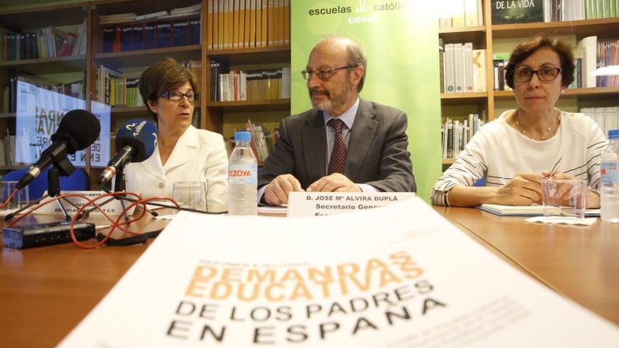 La nueva presidenta de Escuelas Católicas de la Comunitat Valenciana, Manoli Nieto, el secretario general de esta organización a nivel estatal, José Mª Alvira, y la secretaria autonómica de la entidad, Vicenta Rodríguez.