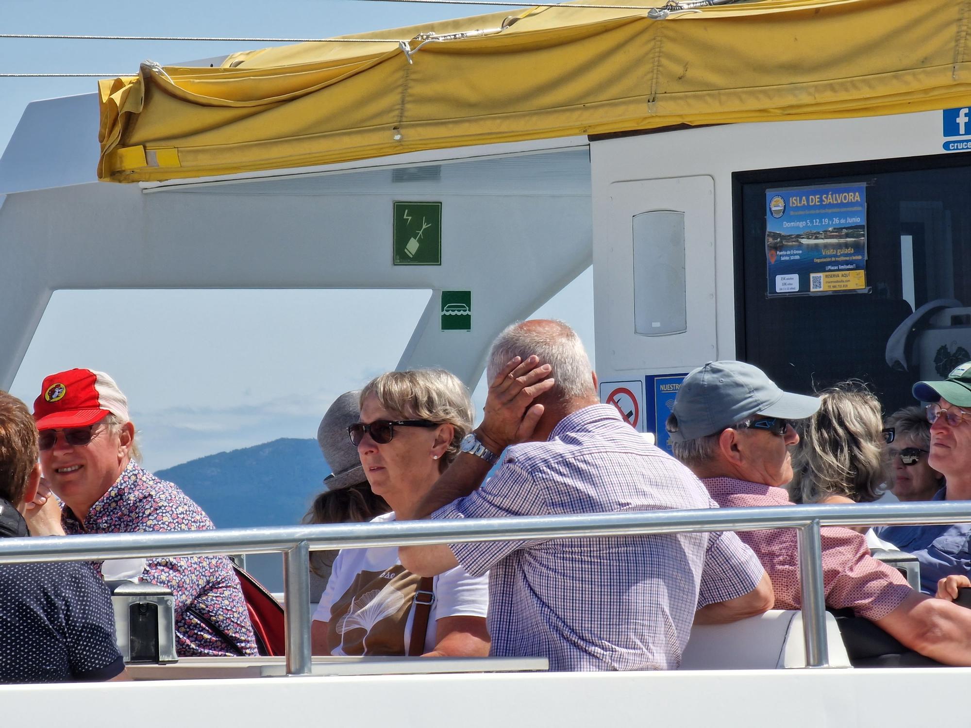 Turistas en los catamaranes de O Grove.