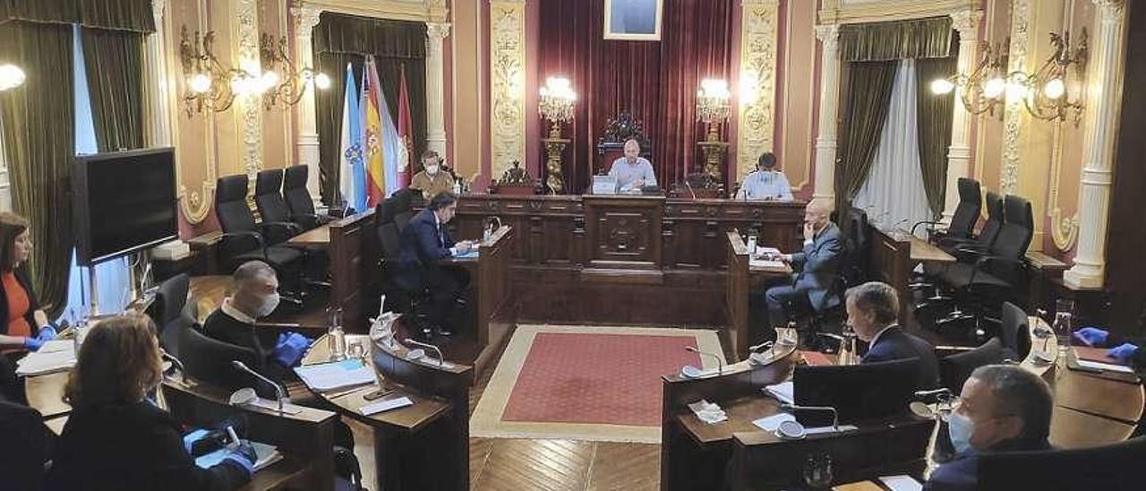 Pleno de ayer, a puerta cerrada, y con 11 concejales de los 27 de la corporación. // FdV