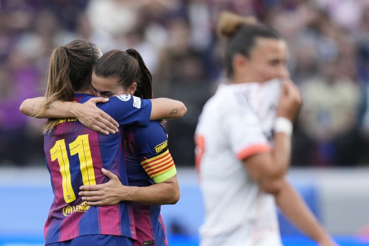 Alexia y Patri Guijarron se abrazan durante el partido contra el Bayern.
