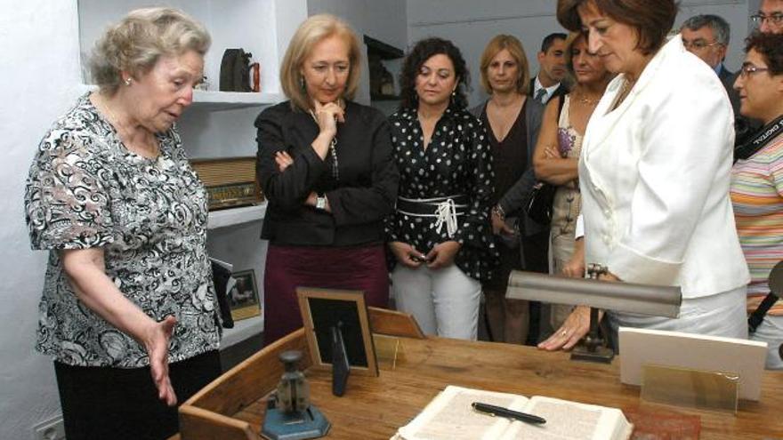 La presidenta del Paralamento andaluz, Fuensanta Coves (2i), encabezando una delegación de los representantes de la Cámara autonómica, junto a la hija de Blas Infante, María de los Ángeles Infante (i), durante los actos del 125 aniversario del nacimiento Blas Infante, padre de la patria andaluza.