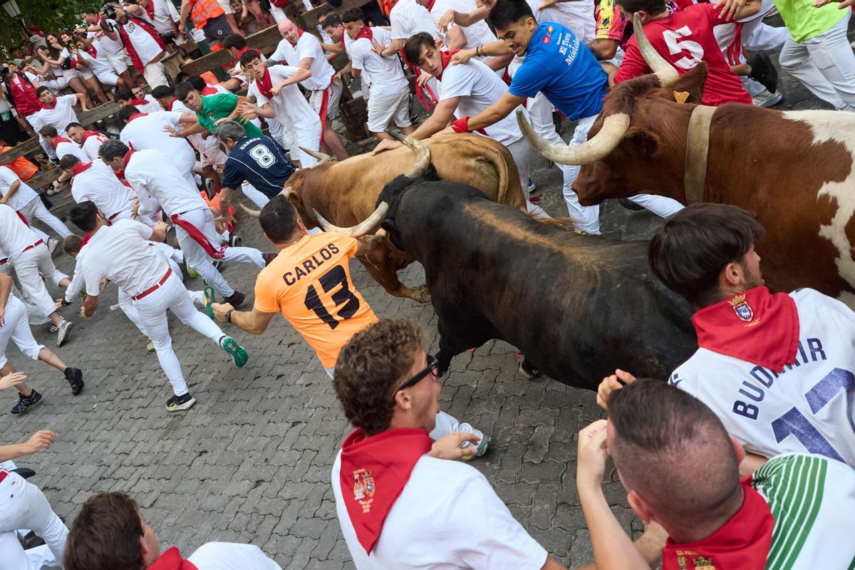 Sexto encierro de los Sanfermines, tenso, emocionante y protagonizado por los toros de la ganadería de La Palmosilla.