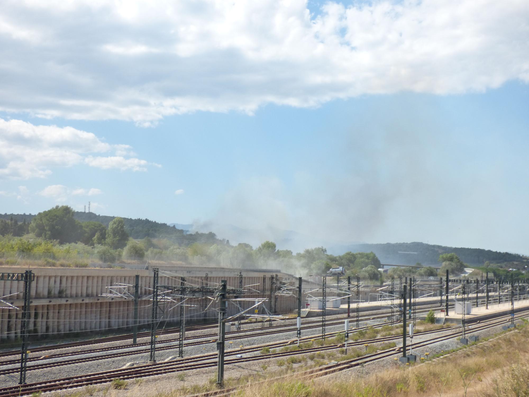 Un incendi ha cremat 3,5 hectàrees al costat de l'Ap7 a Vilafant