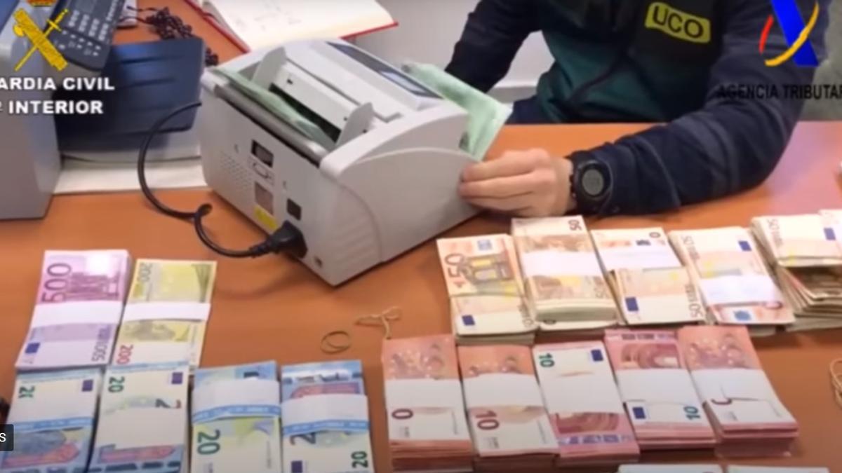 Imágenes del dinero intervenido en la operación de la Guardia Civil y la Agencia Tributaria.