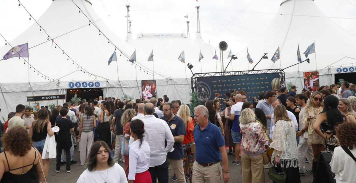 Ambiente en el exterior de la gran carpa, antes de la función.