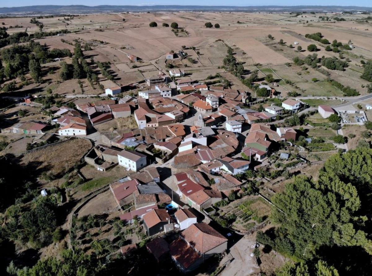 Vista aérea de la localidad de Ufones de Aliste. | CH. S.