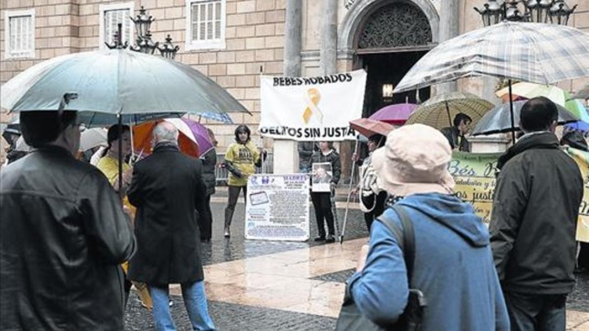 Bajo la lluvia 8 Los concentrados resistieron estoicamente la tormenta que cayó ayer sobre Barcelona.