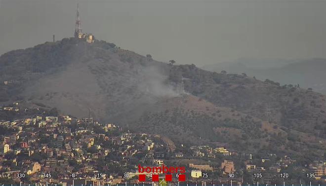 Los Bombers controlan un incendio de vegetación en Collserola, en Esplugues de Llobregat