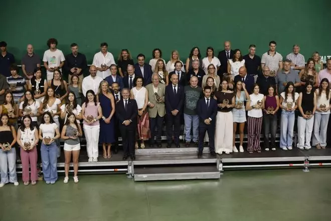 El Grupo Covadonga celebra su día grande con distinciones a sus medallistas, al "Grupista ejemplar" y a la trayectoria deportiva (en imágenes)