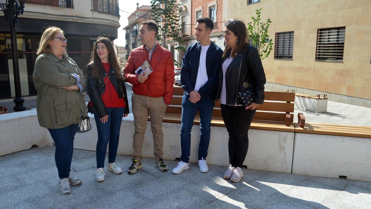 En el centro el candidato socialista, Luciano Huerga, con integrantes de la agrupación en Benavente. / E. P.