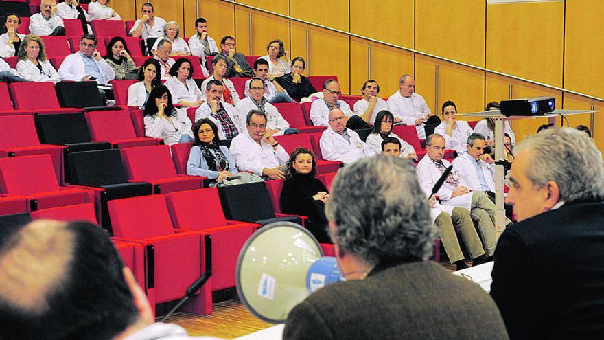 Los médicos amenazan con huelga para recuperar dinero y dejar las tardes