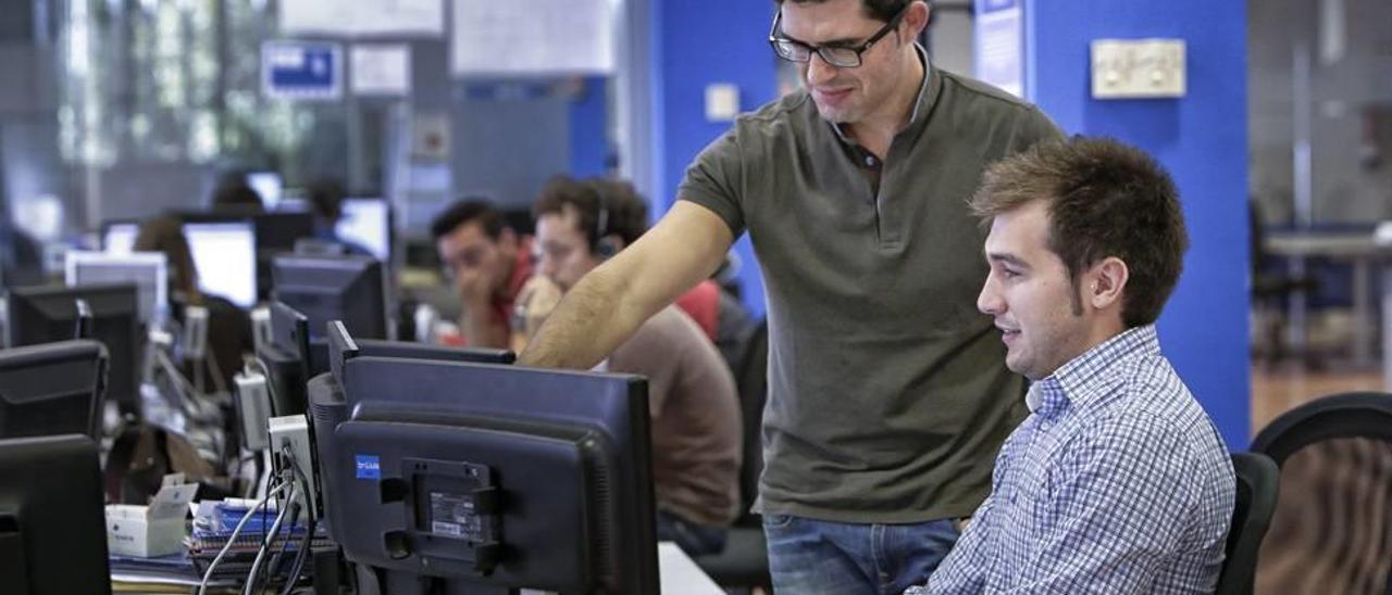 Profesor y alumno de formación dual en una empresa del Parc Bit.