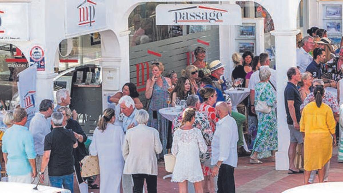 Treffpunkt im Südwesten von Mallorca: Gäste bei einer Minkner-Vernissage.