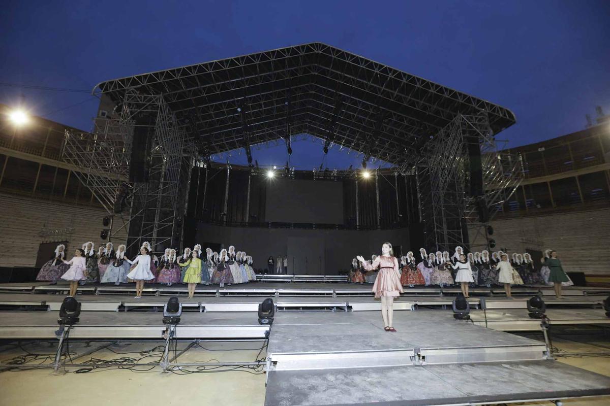 Las candidatas a Bellea del Foc ultiman su preparación en el último ensayo a puertas abiertas en la Plaza de Toros