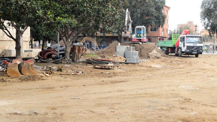 La plaça Tarradellas amb les obres aturades