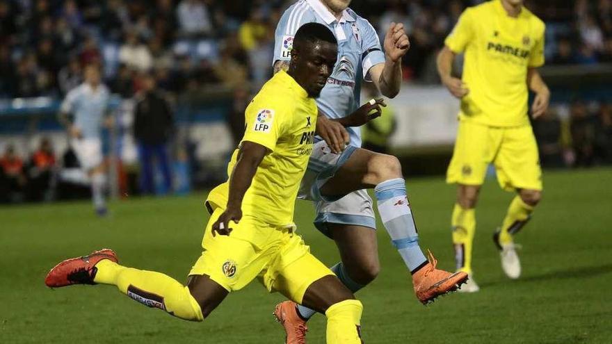 Bakambu trata de rematar ante Was en el partido de esta temporada en Balaídos.