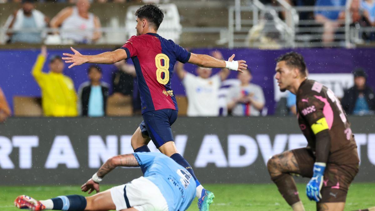Pau Víctor celebra el primer gol del partido contra el Manchester City