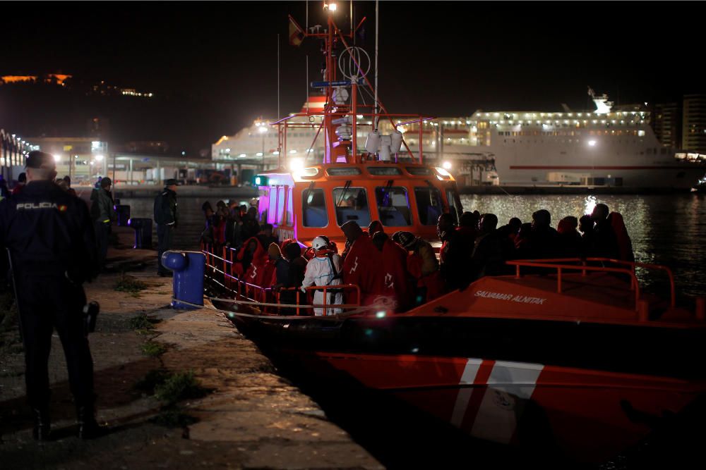 Llegan al puerto de Málaga más de cien inmigrantes rescatados