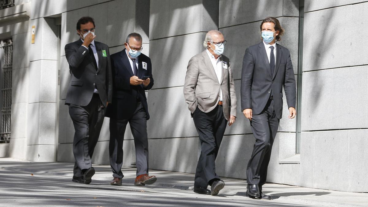 Roberto López Abad y Daniel Gil, a su llegada a la Audiencia para el juicio en octubre.