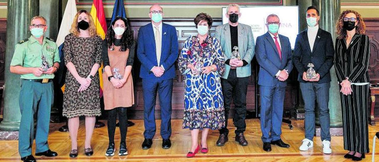 Anselmo Pestana, en el centro, junto a Luisa del Rosario González (3i), Olivia Estévez Santana (c), José Juan Casañas Vargas (2d), Ignacio Franco Navarro (4d) y José Luis Seoane Vázquez.