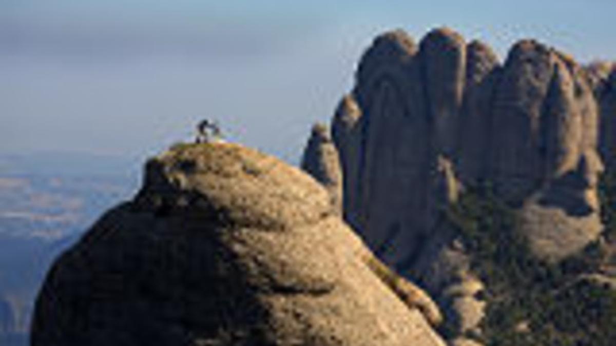 Dos escaladores subiendo Montserrat.