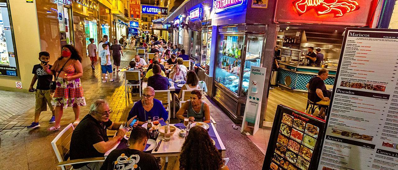 Ambiente esta semana en una zona de restaurantes de Benidorm, que intenta sobreponerse a los vaivenes turísticos