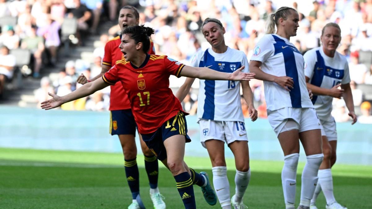 Lucía García ante Finlandia en la Eurocopa