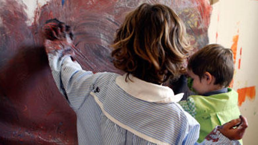 Dos alumnos de Escola Activa pintando durante su tiempo libre.