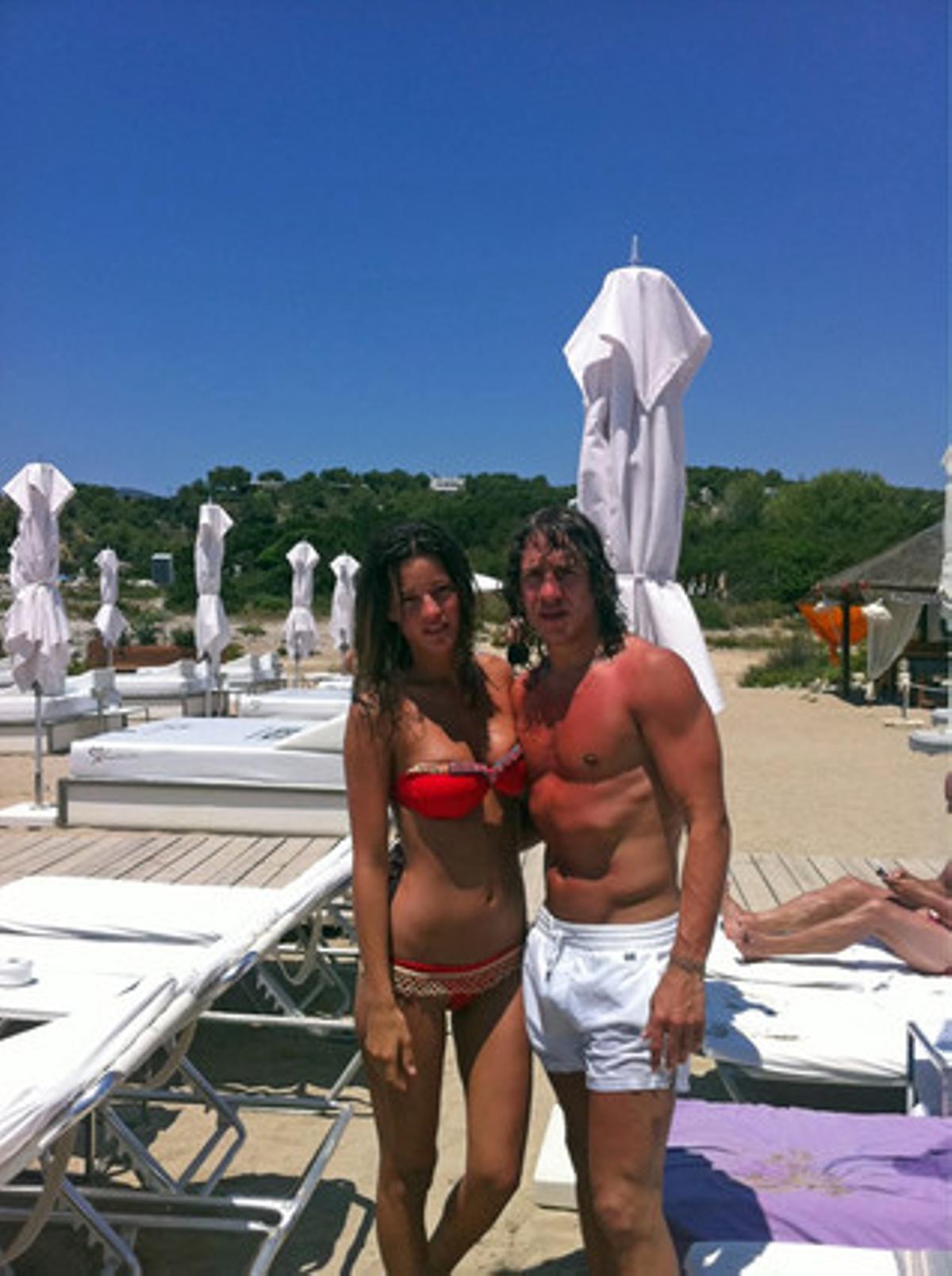 Puyol amb Malena Costa a Eivissa. Puyol amb Malena Costa a Eivissa.