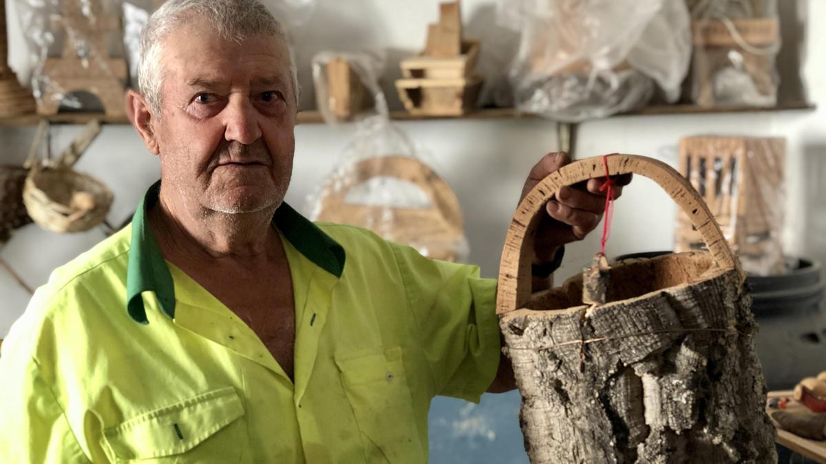 Maximiliano Curiel muestra una de sus creaciones en su taller de Deleitosa.