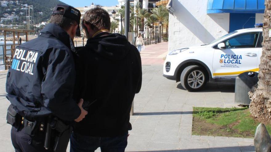 Dos agentes de la Policía Local de Santa Eulària en una imagen de archivo.