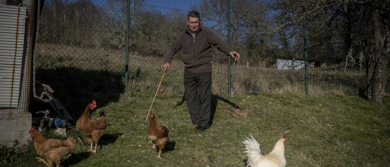 Una persona mayor en su casa en Ourense