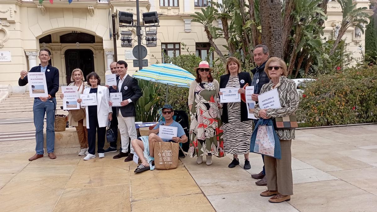 Vecinos de La Malagueta, con pancartas de protesta delante del Ayuntamiento, ayer.