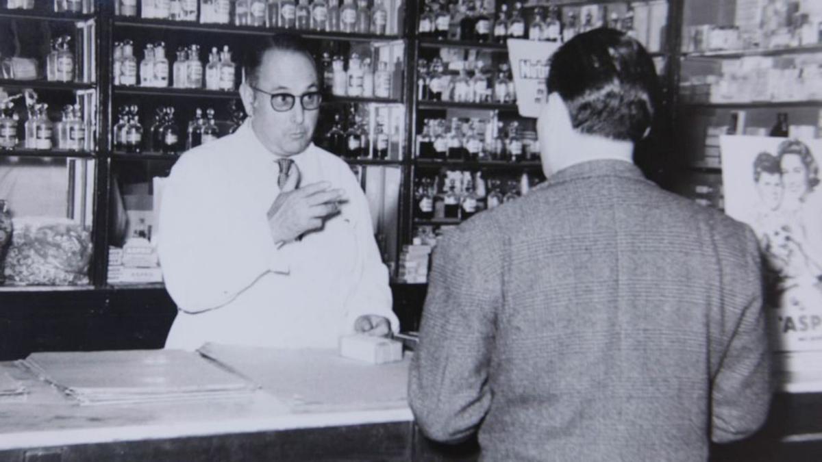 Alexandre Deulofeu a la seva farmàcia de Figueres. | EMPORDÀ