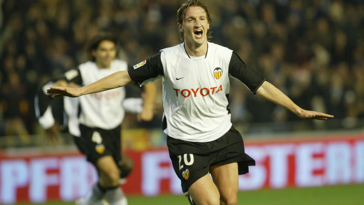 Mista celebrando un gol con la camiseta del Valencia CF