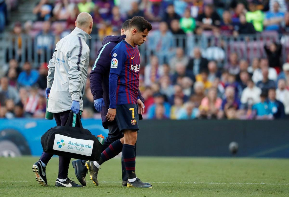 Soccer Football - La Liga Santander - FC Barcelona v Getafe - Camp Nou, Barcelona, Spain - May 12, 2019  Barcelona’s Philippe Coutinho is substituted after sustaining an injury     REUTERS/Susana Vera